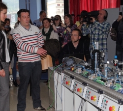 Doña Letizia durante su visita al Centro "Mantenimiento y Servicios a la Producción", en el taller de Mecatrónica